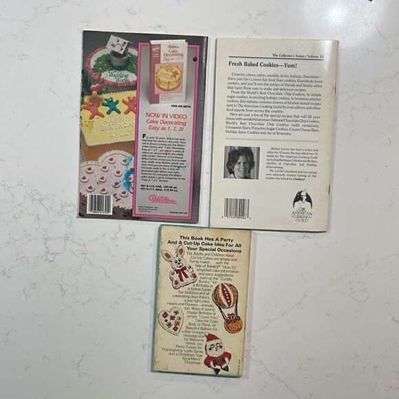 Vintage cookie and cake baking and decorating booklets.  7 booklets total. - Picture 5 of 5